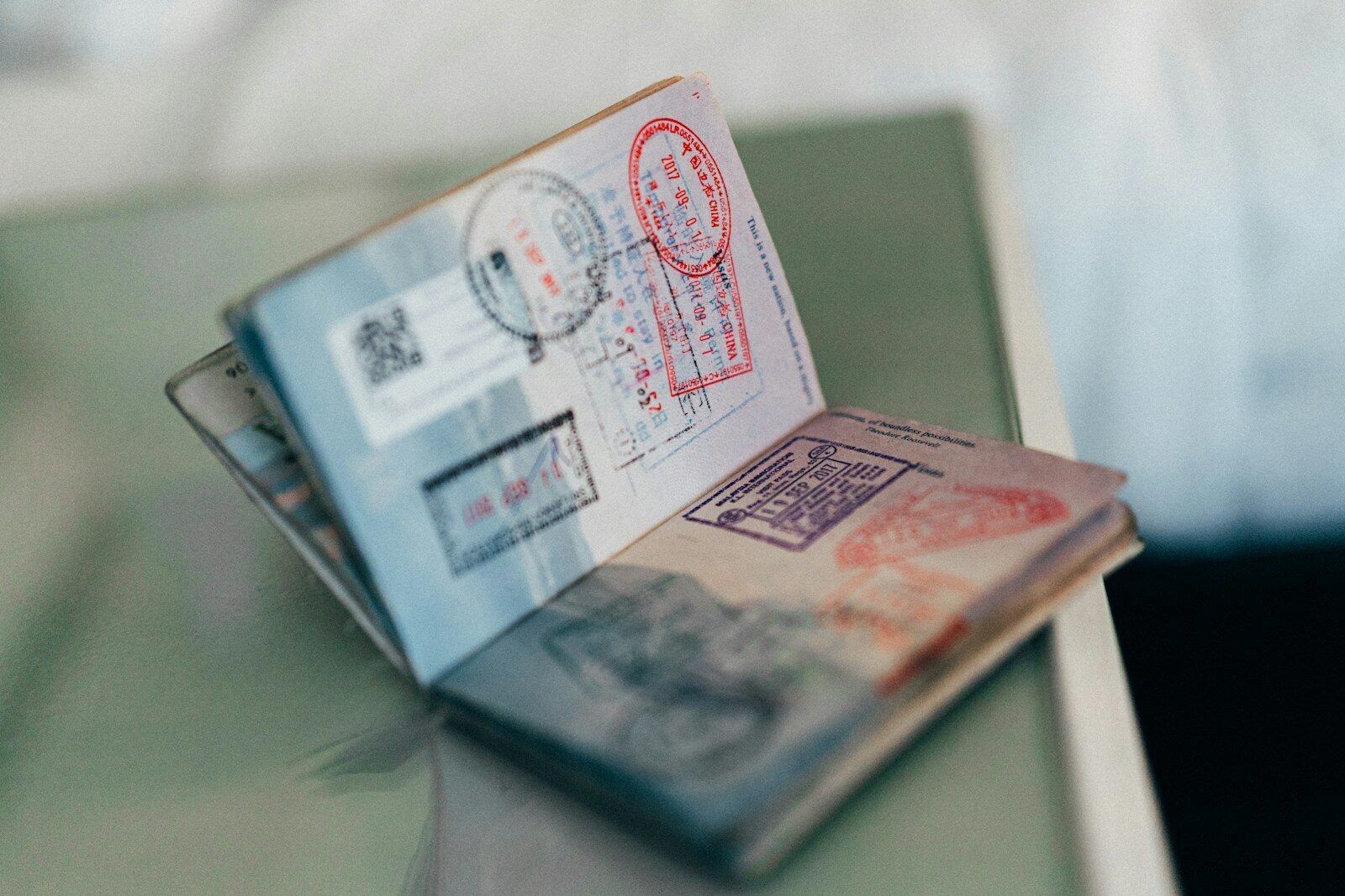 You are currently viewing Vistos de Imigrante dos EUA em Pausa: O que Isso Significa para Brasileiros e Seu Dinheiro